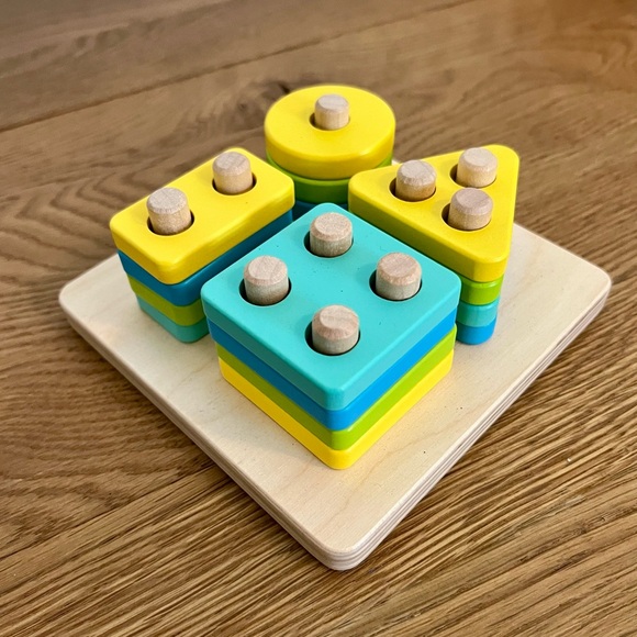 Lovevery Sort & Stack Peg Puzzle from The Enthusiast Kit Months 28-30 - Picture 2 of 4